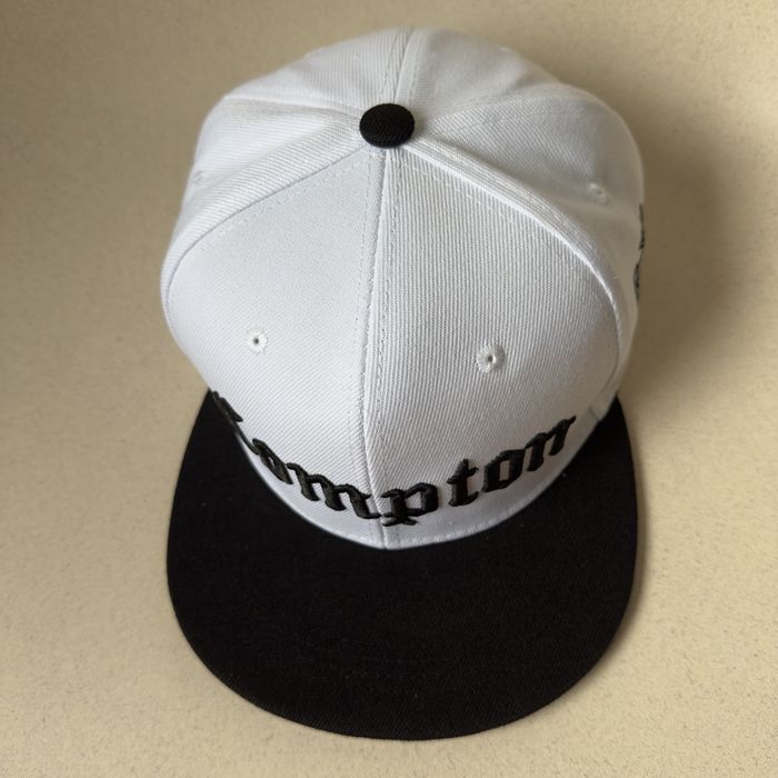 Czapka Compton – biała z czarnym daszkiem | Nowa | Streetwear styl