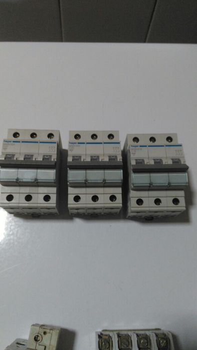 Disjuntores de 4 polos e outros