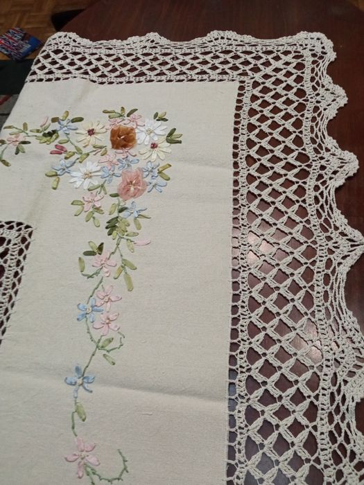 Obrus poliestrowy haftowany o wymiarach 130/170 cm
