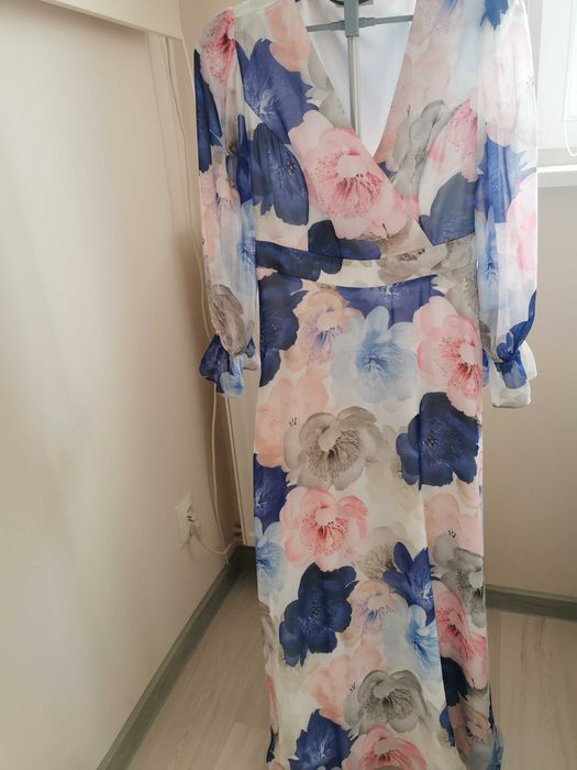 Sukienka w kwiaty długa idealna na wesele