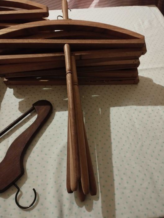 Conjunto de cabides antigos em madeira, dos anos 50/60 em bom estado