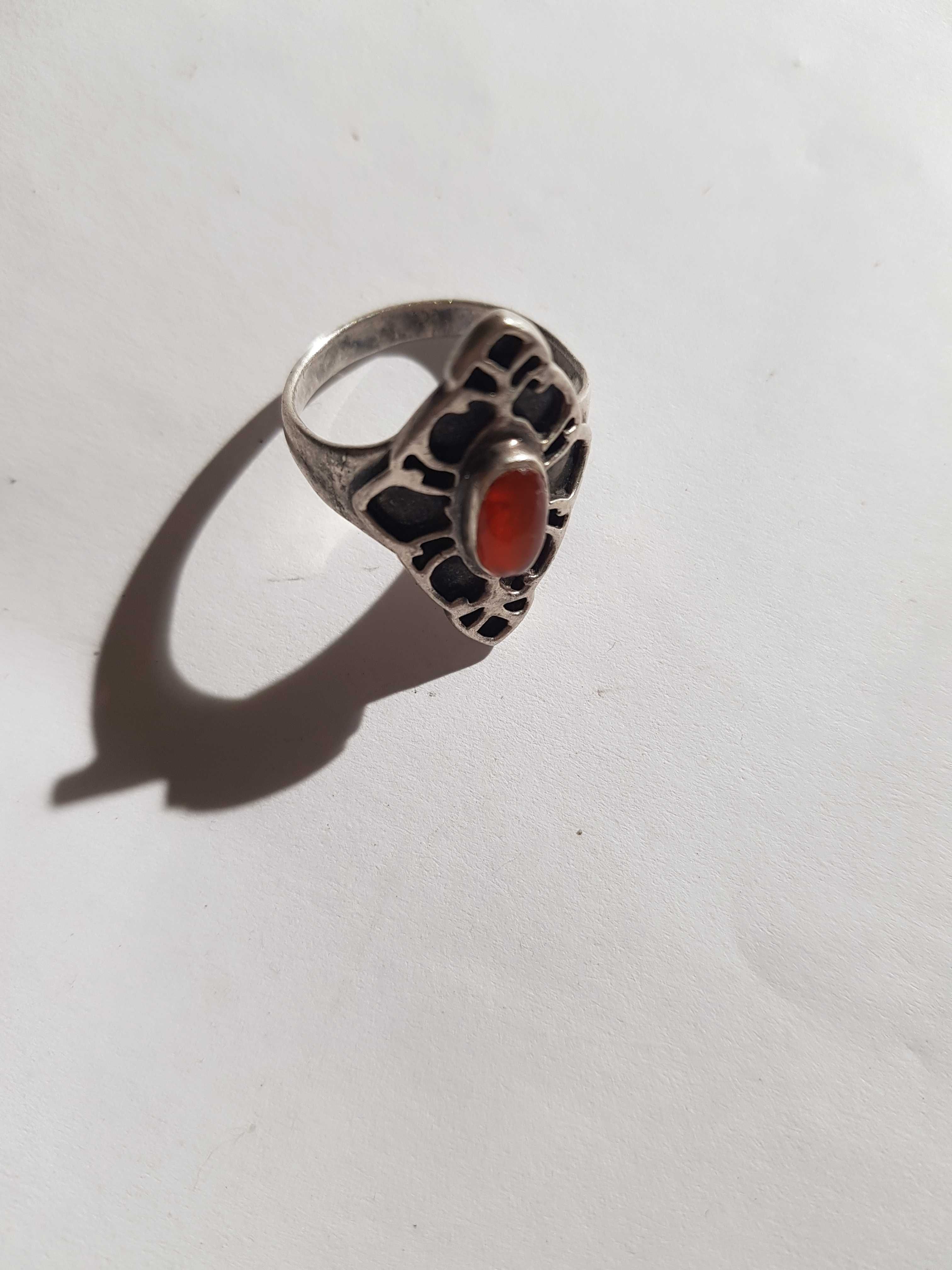 Перстень серебряный с камнем.      .