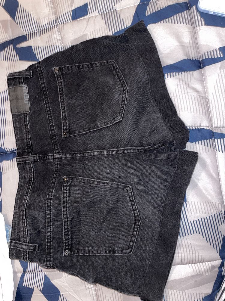 2 calcoes pretos e brancos