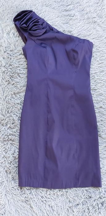 Sukienka na jedno ramię De Facto