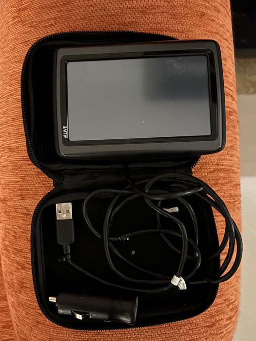 TOMTOM GPS com carregador de automovel.