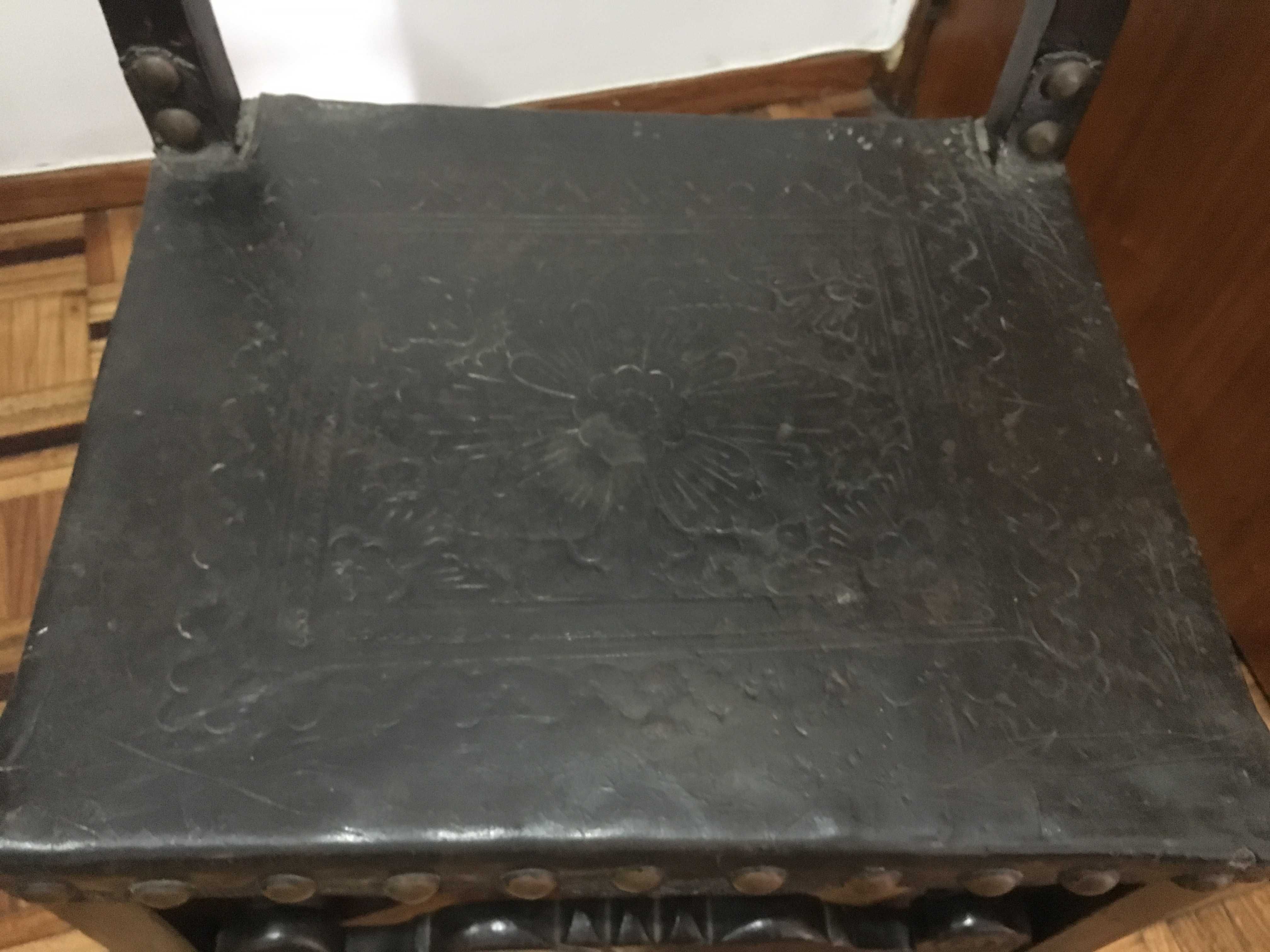 Cadeira Antiga - Séc. XV - Couro Lavrado e Pináculos
