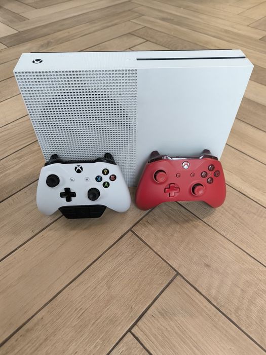 Xbox One 1TB + 2 pady