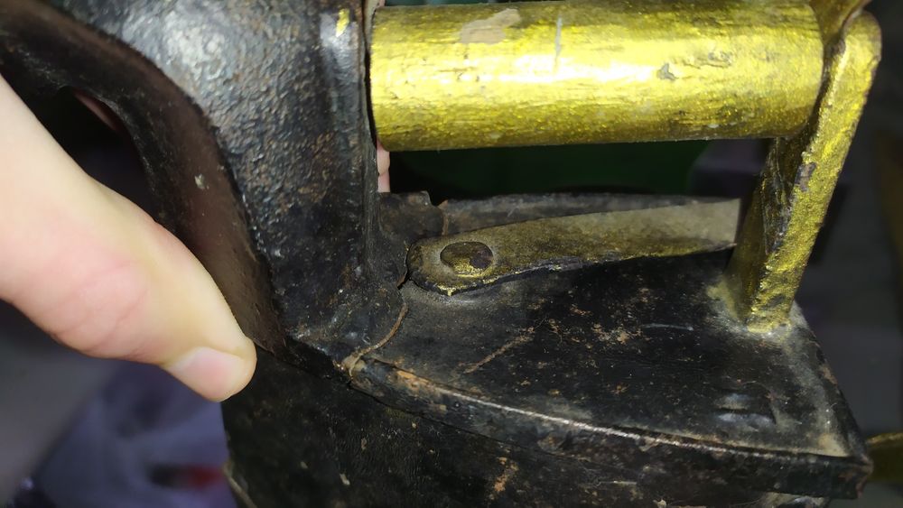 Ferro antigo e raro com base para menina brincar ( + 70 anos)