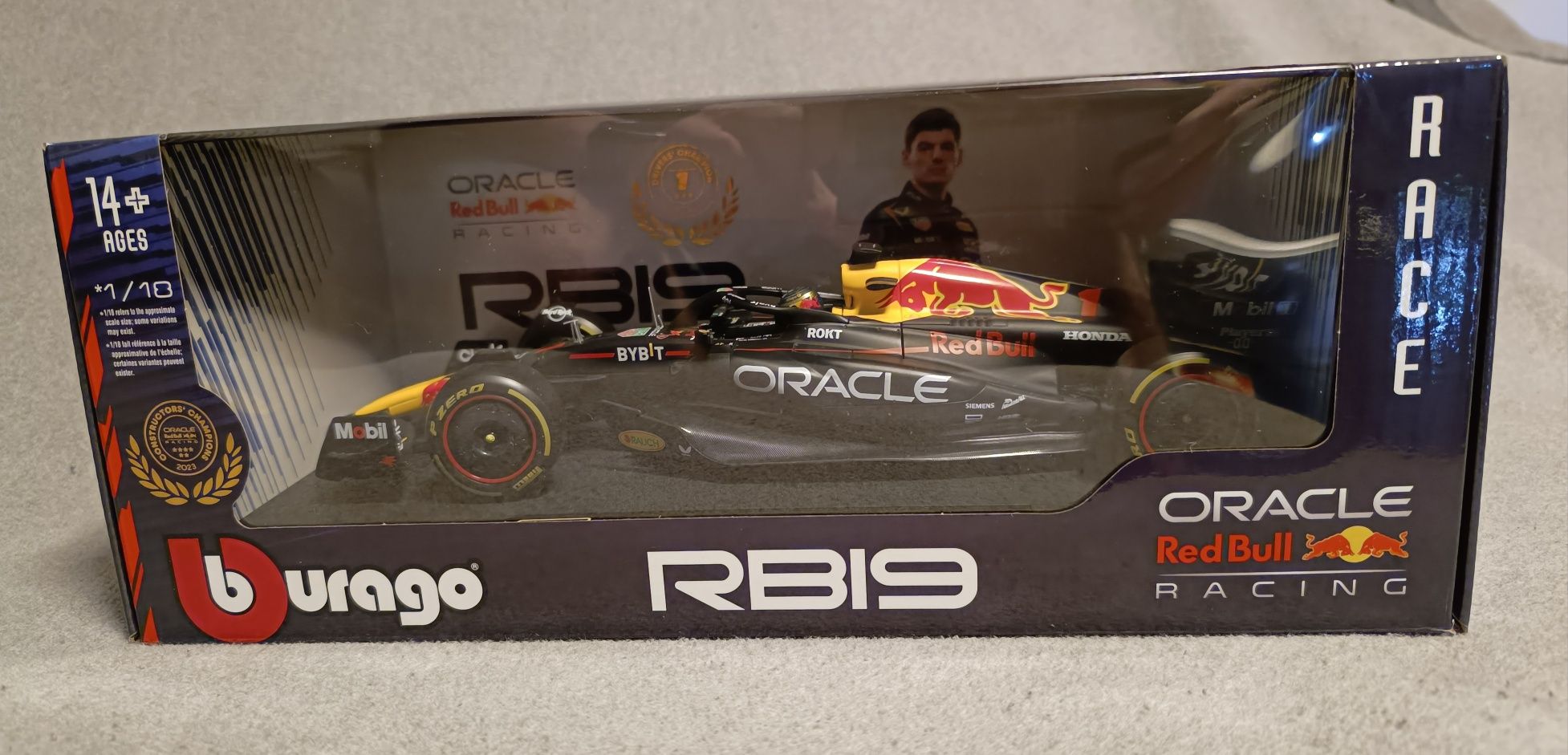 Red Bull bolid F1 RB19 Max Verstappen nr1. Golden Helmet