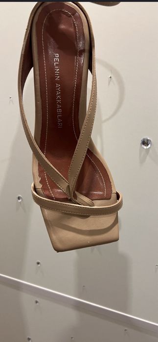 Босоножки бежевые чернз палец