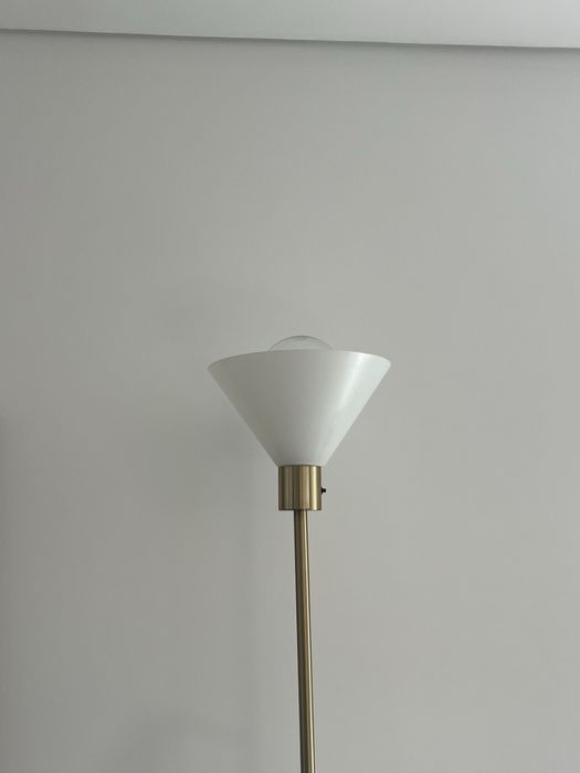 Candiero dourado com detalhes em branco