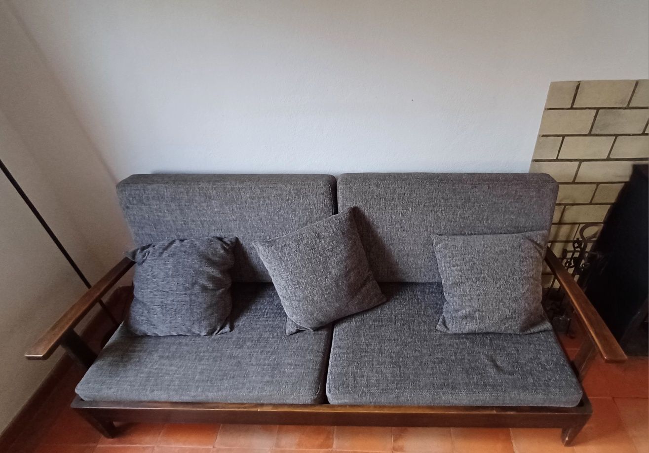 Vendo conjunto de sofás em madeira usados