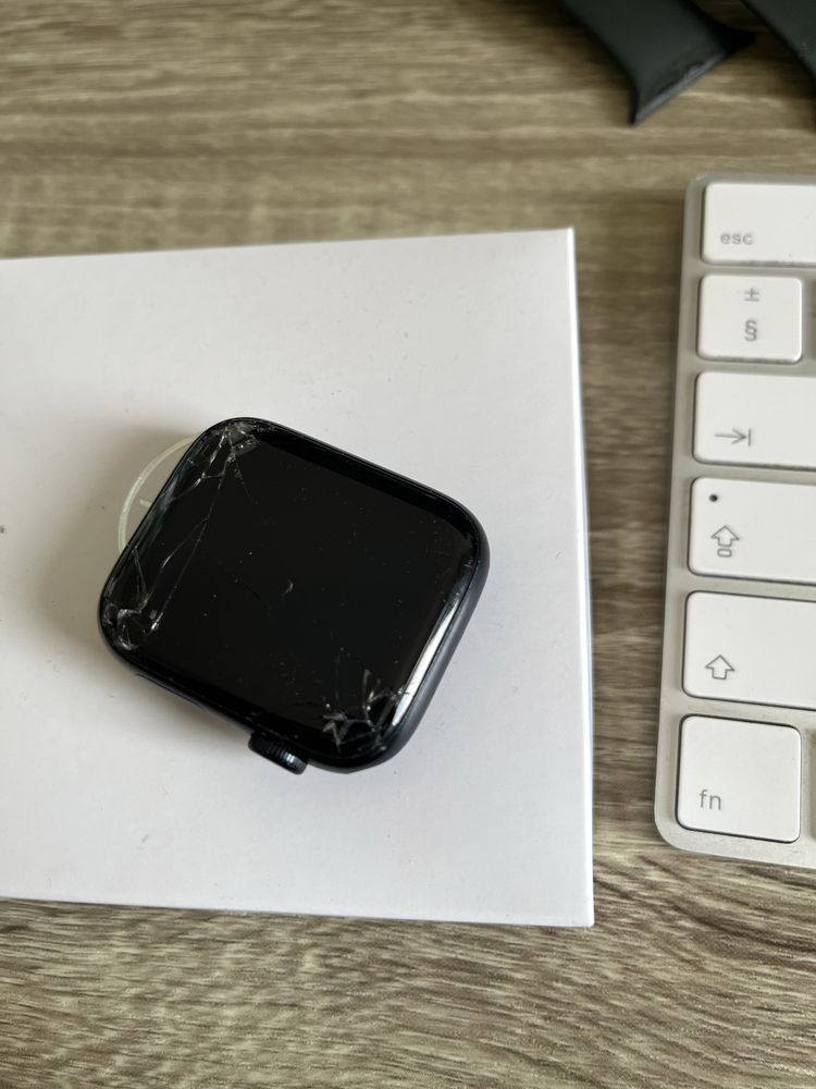 Apple watch SE 2 44mm uszkodzone szkło