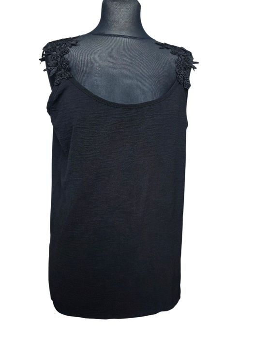 Top z pieknymi ramiączkami koronkowymi