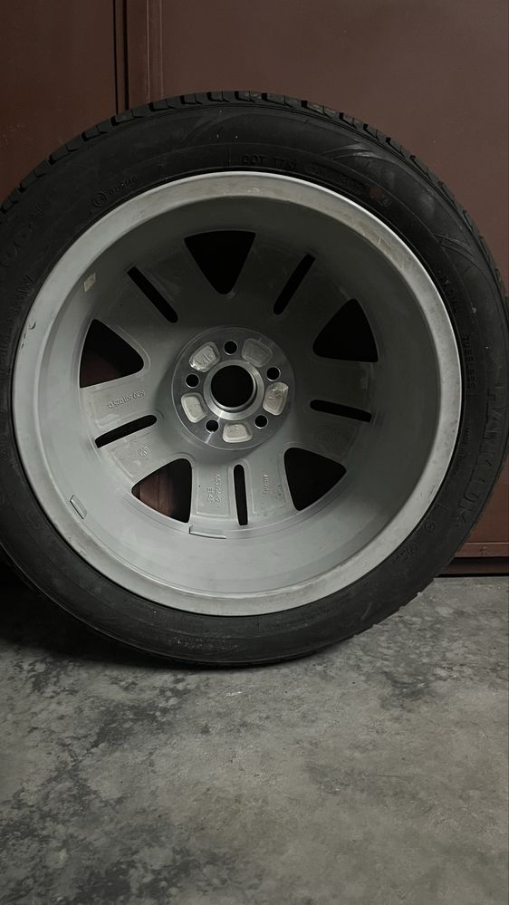 Uma Jante com pneu novo VW Polo 1200