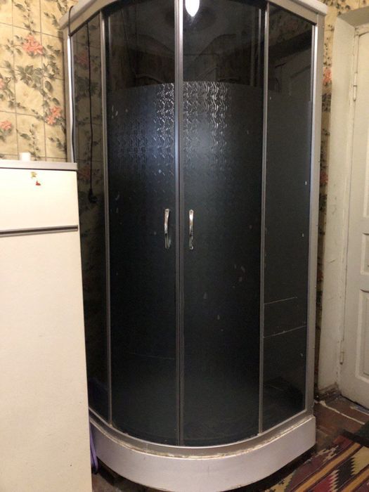 Велика квартира у житловому стані, частково під ремонт.