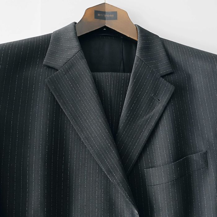 Garnitur męski w cienkie prążki czarny "Bytom" - XL + krawat