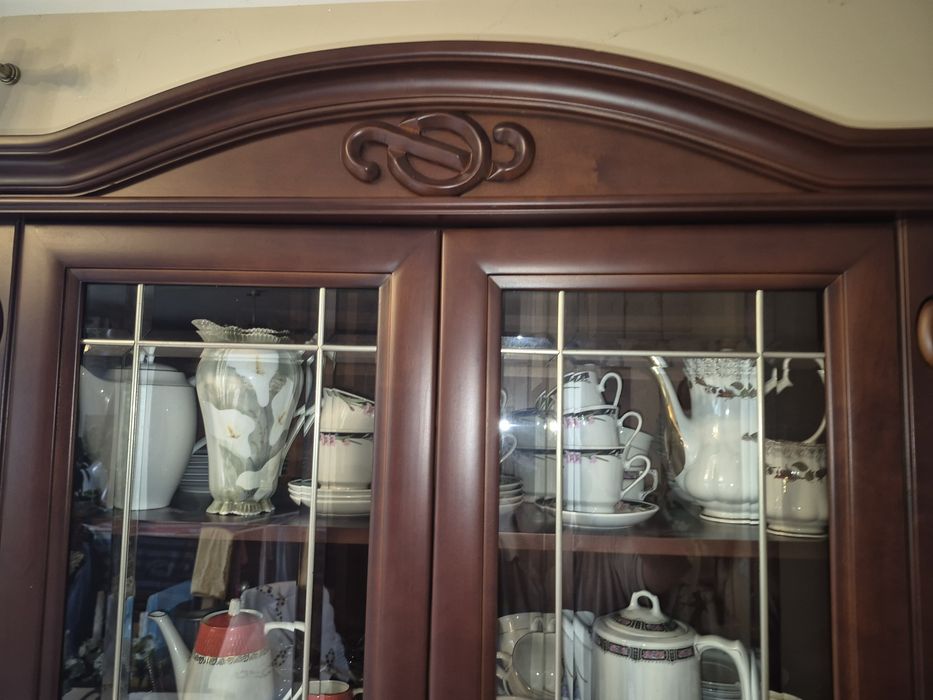 Witryna z narożnikami zaokragowanymi bardzo dobrej jakości.