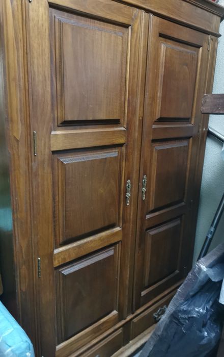 Armário roupeiro em madeira maciça