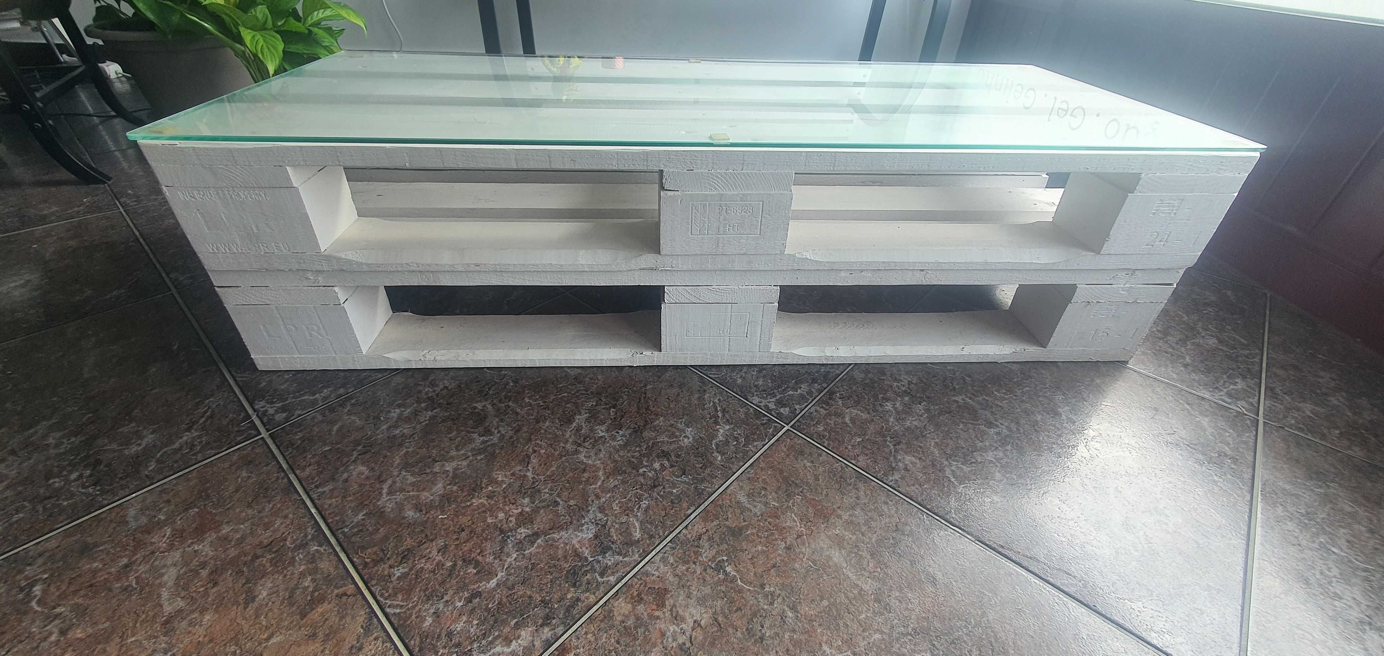 Cadeirão e mesa de interior ou jardim