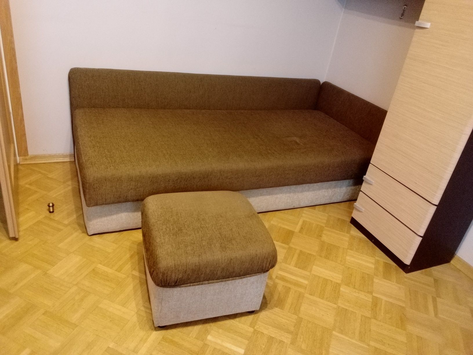 Meble młodzieżowe z tapczanikiem.