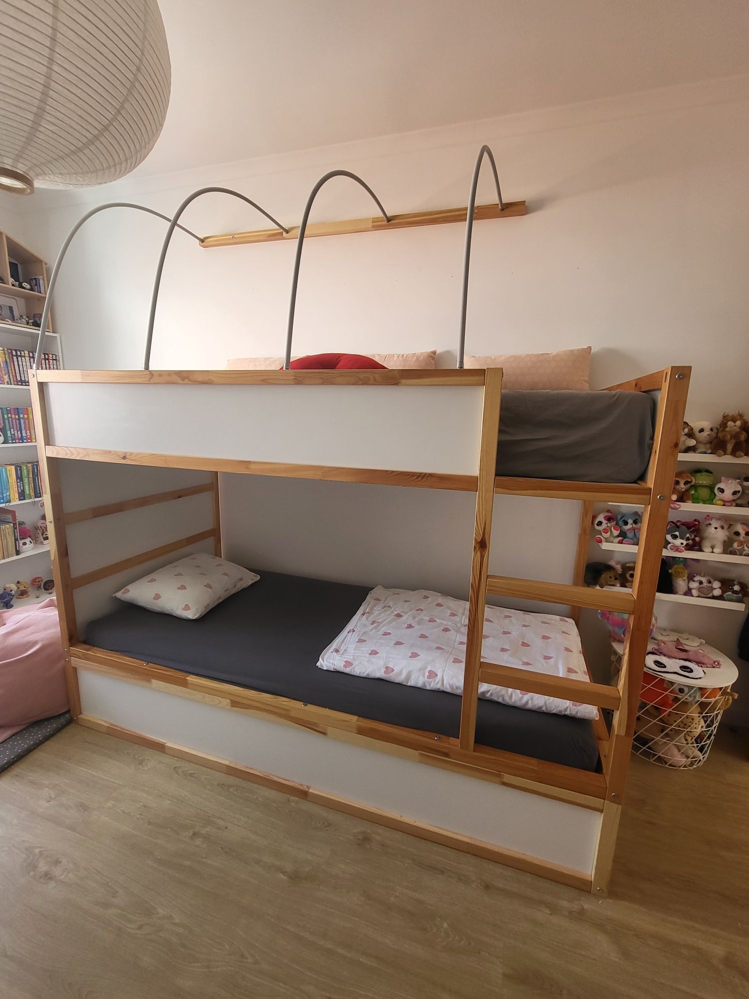 Beliche com 2 camas Kura Ikea com dossel de parede
