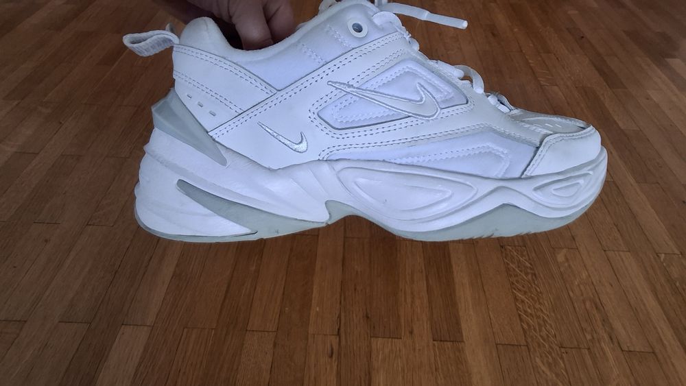 Білі шкіряні кросівки Nike.