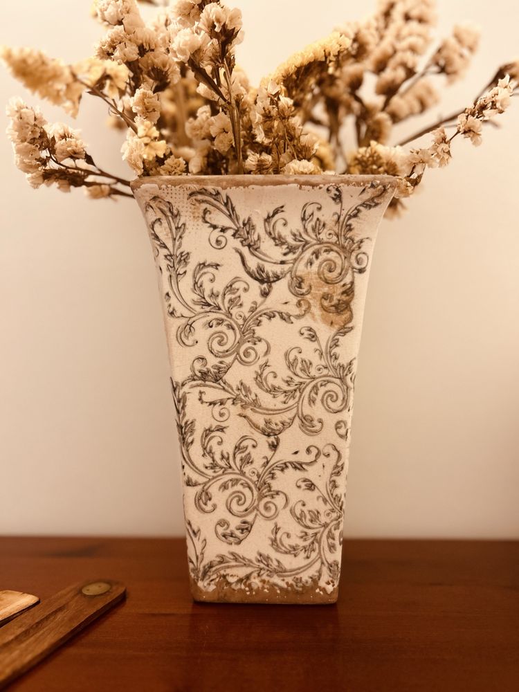 Conjunto decorativo de quatro peças, que inclui as flores secas