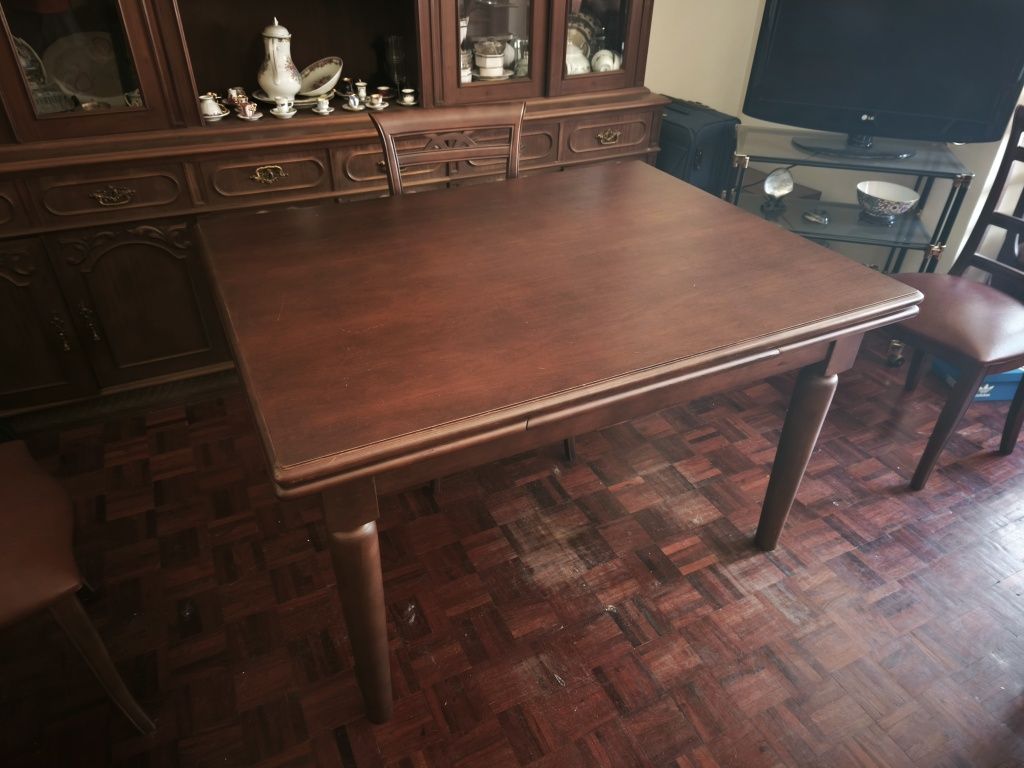 Mesa de jantar em madeira