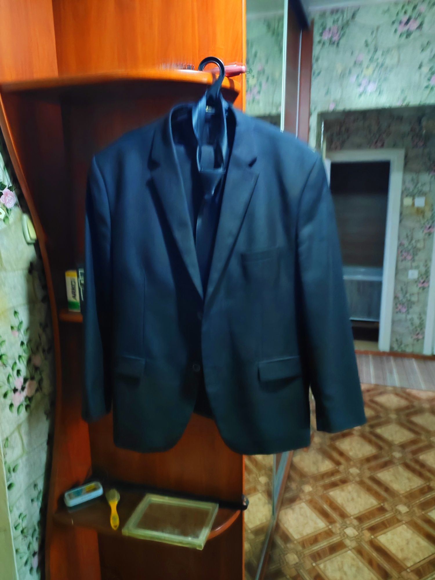 Продам новый мужской шикарный чёрный костюм 54р. 800 грн.
