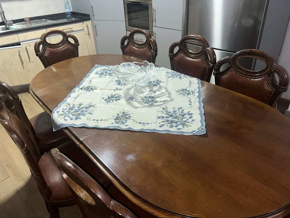 Mesa extencivel com 8 (oito) cadeiras de conjunto