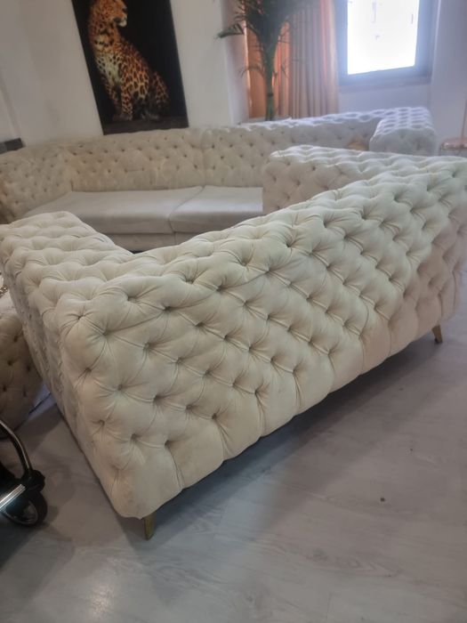 Sofas brancos muito bem estimado