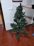 Árvore de natal com pequenas pinhas