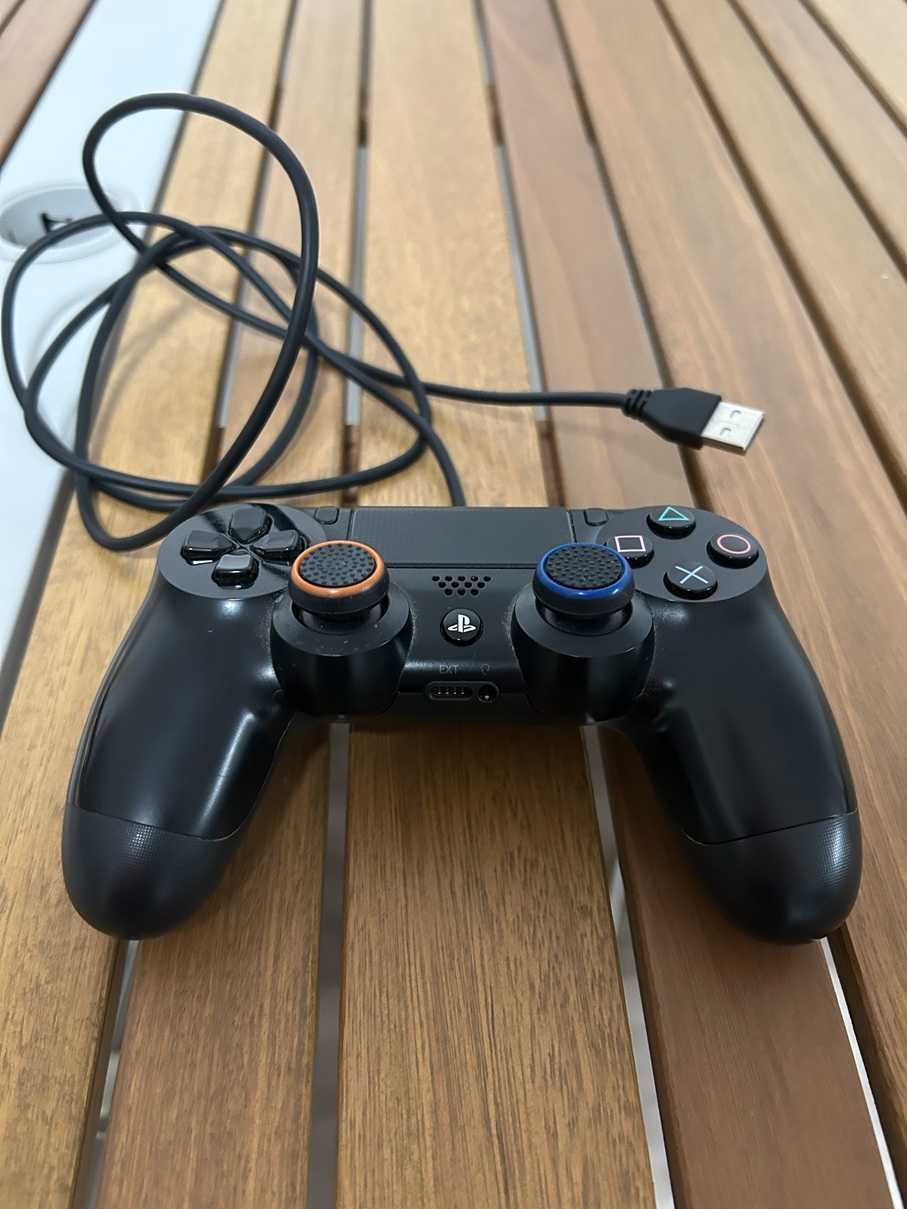 PlayStation 4 (1ª Geração) com Comando – Ótimo Estado