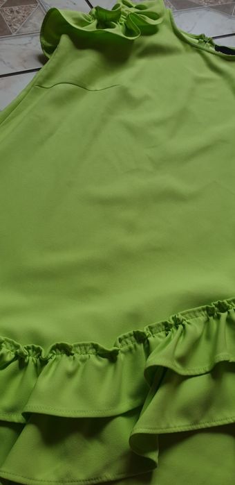 Sukienka damska zielona z falbanką