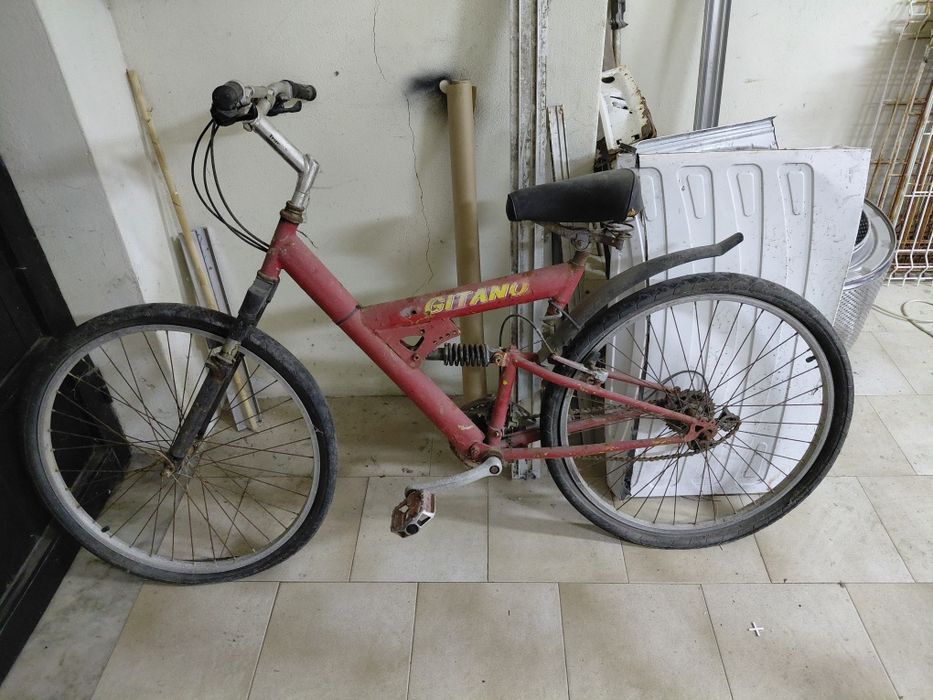 Bicicleta de rapaz a precisar de revisão geral completa 40€