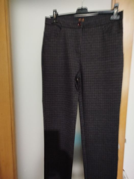 Calça feminina verde escuro de tecido quentinho