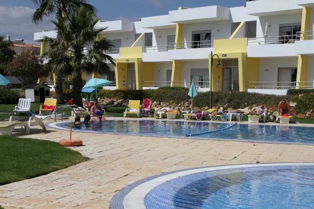 Apartamento Teresinha Alvor com piscina.