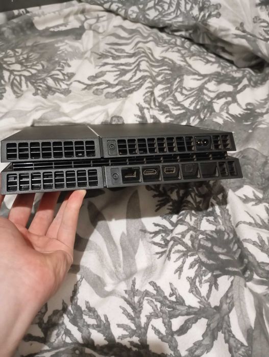 PS4 1tb z okablowaniem, padem i grami