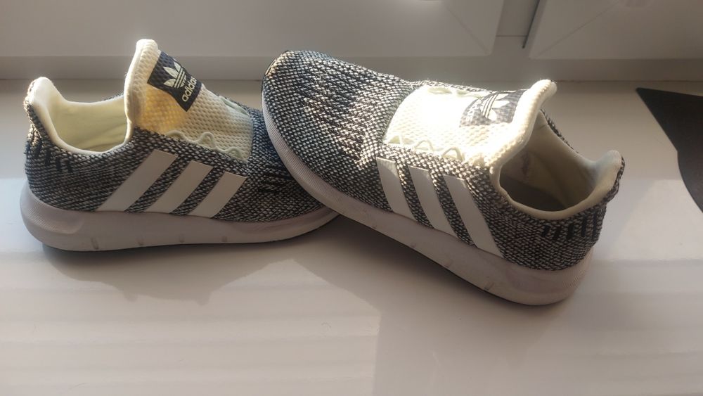 Buty dziecięce Adidas lekkie, przewiewne roz. 33