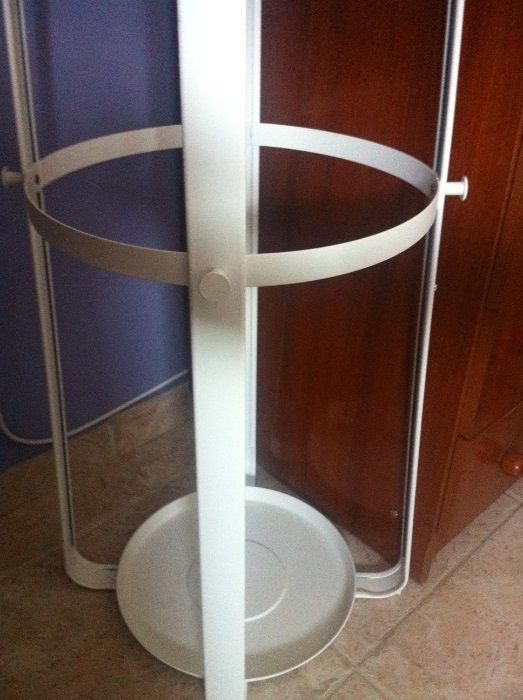 cabide de pé em metal de cor branco