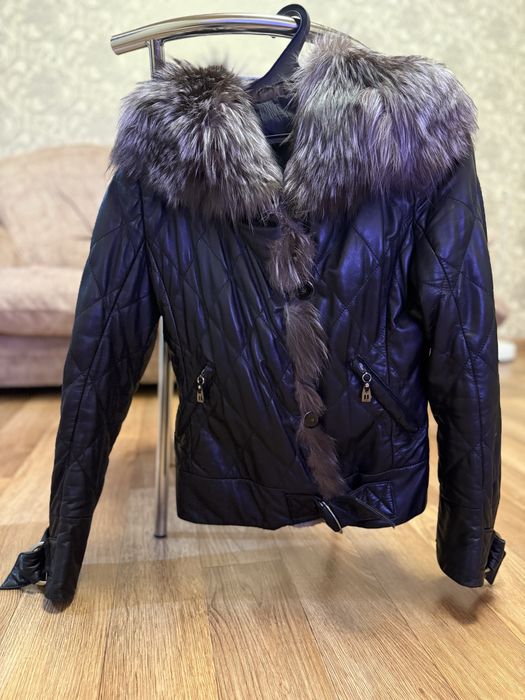 Шкіряна куртка з натуральним хутром чернобурки