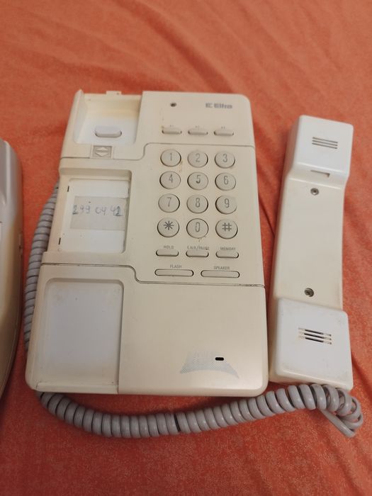 Dwa telefony stacjonarne retro