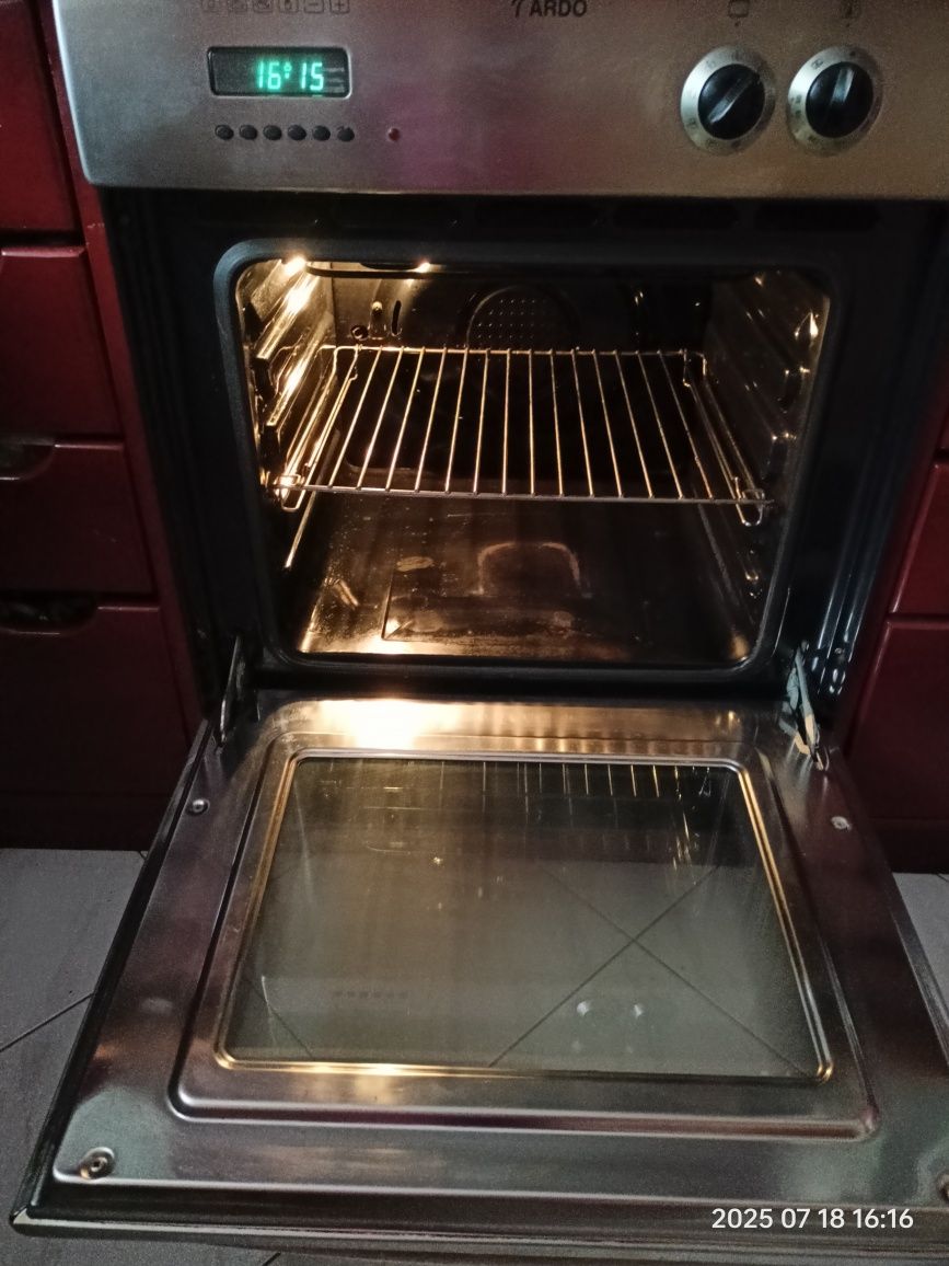 piekarnik do zabudowy marki ARDO, model prawdopodobnie HC00EF4 INOX