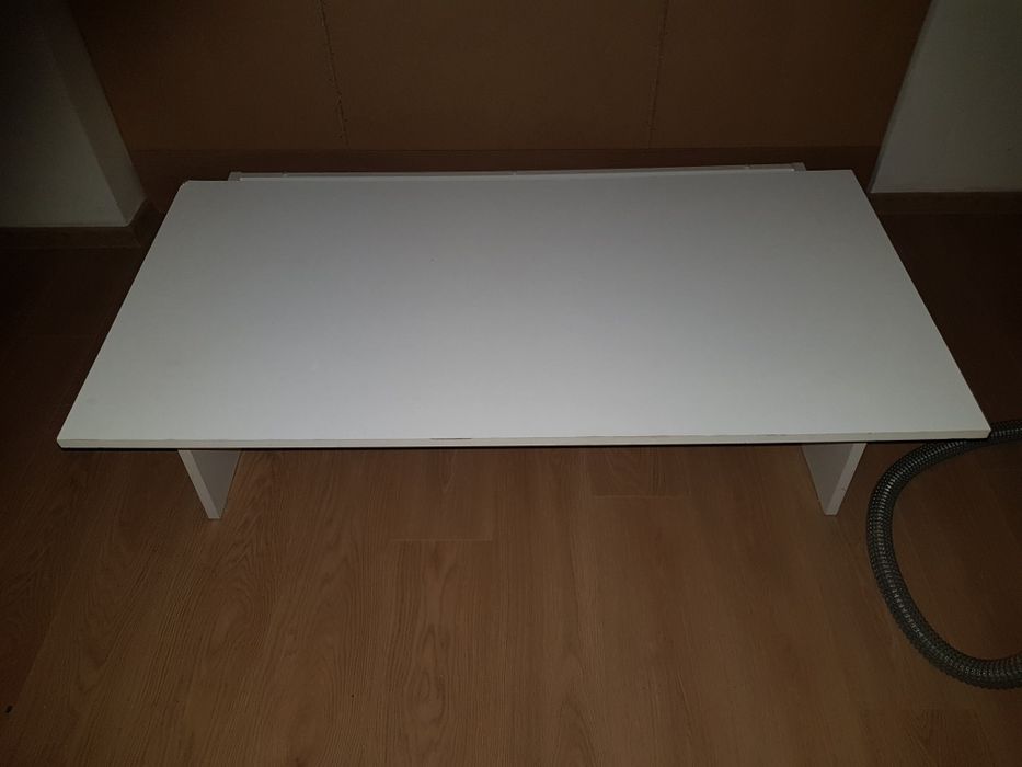 Stolik z podnoszonym blatem biały