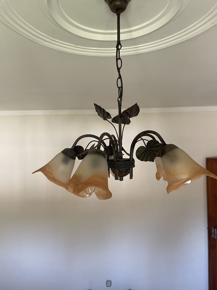Candeeiro de teto antigo para decoração