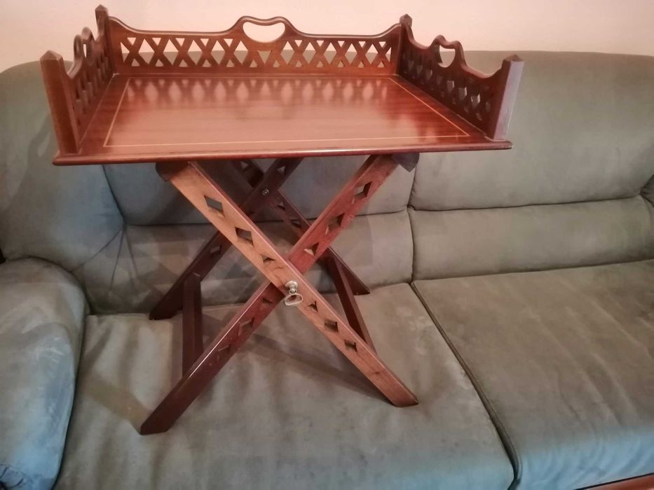 Mesa em madeira decorativa - IMPECÁVEL