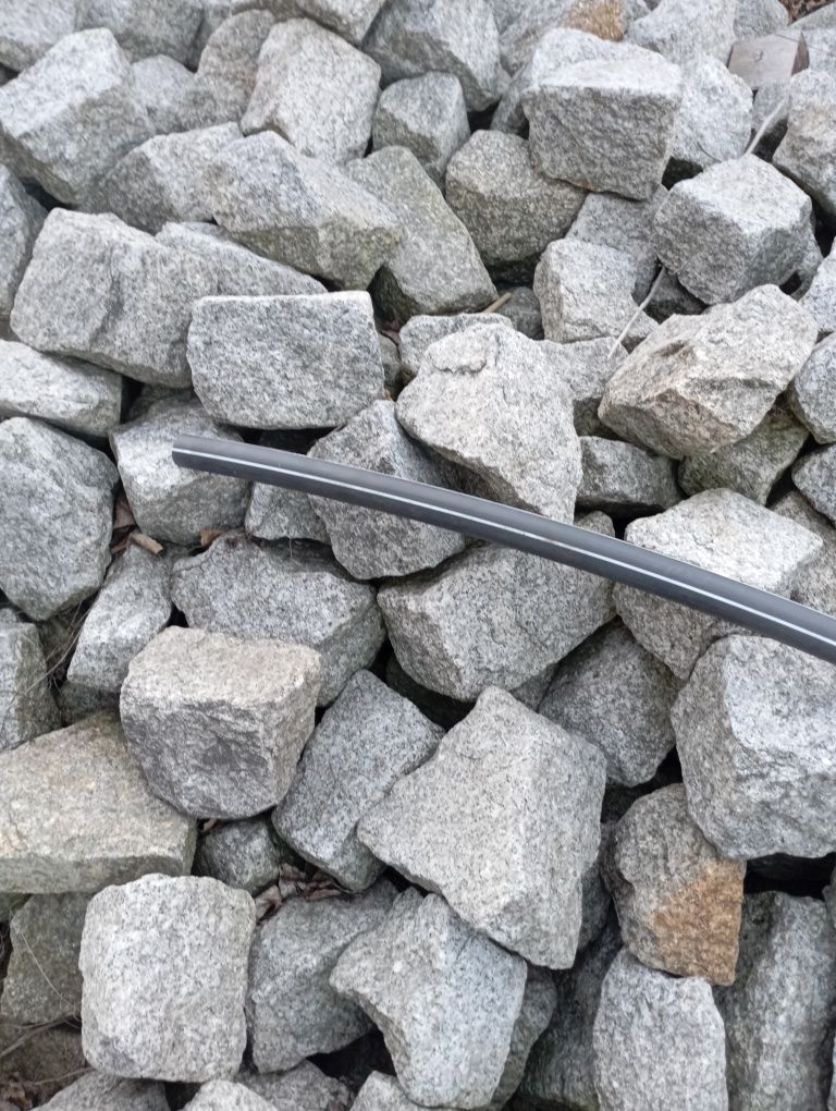 Kamień granitowy do brukowania - kostka nieforemna