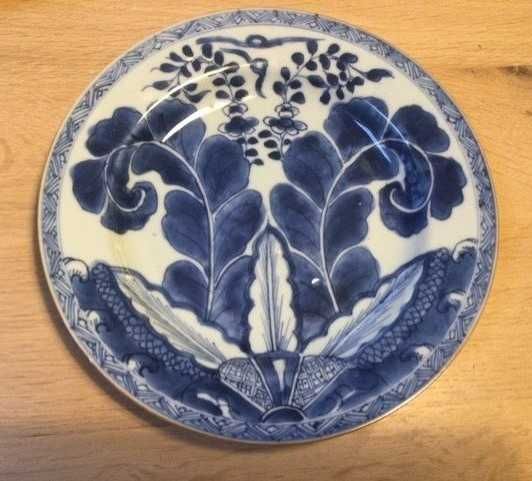 Prato em porcelana da China período Kangshi Folha Tabaco Séc. XVII