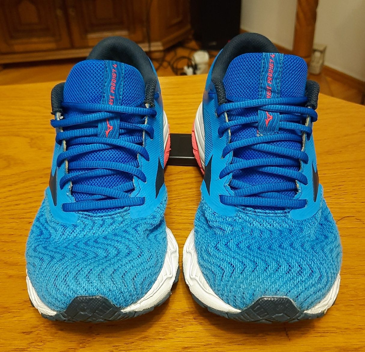 Кросівки Mizuno Wave Prodigy 4 (розмір 38/24см) в ідеальному стані